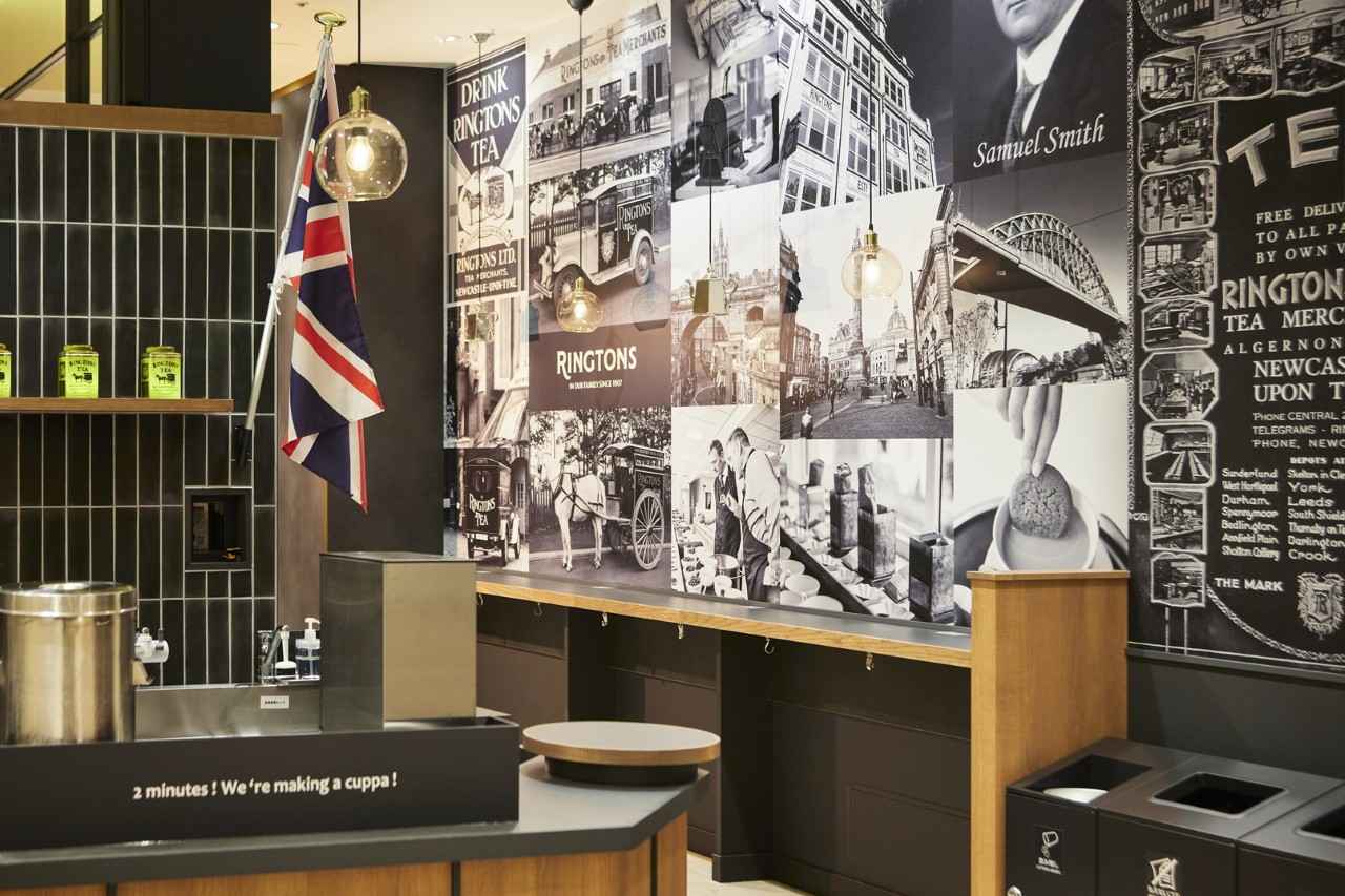 画像: 店舗の一角がティースタンドになっている