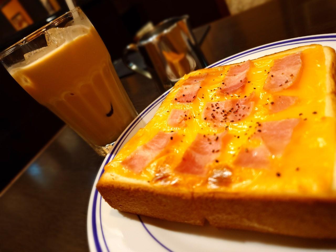 画像: ロイヤルミルクティーに合わせるなら、モーニングのチーズトーストがおすすめ