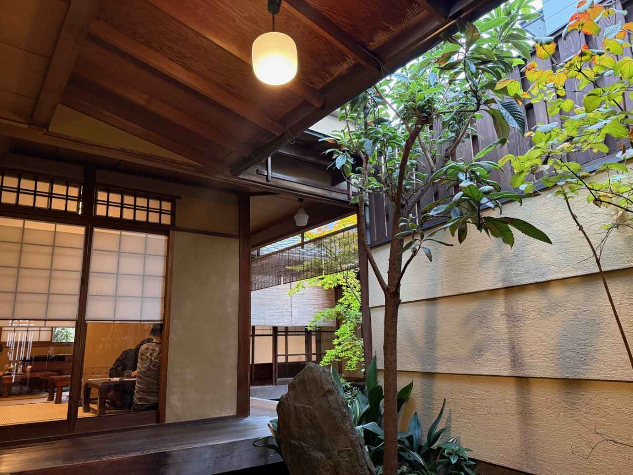 画像: 庭があるので陽の光が入り、自然の移ろいを感じられる