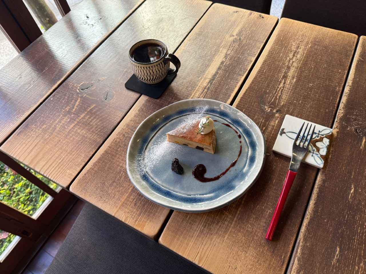 画像: 「酒の花チーズケーキ（冬季限定）」800円、「コーヒー」650円