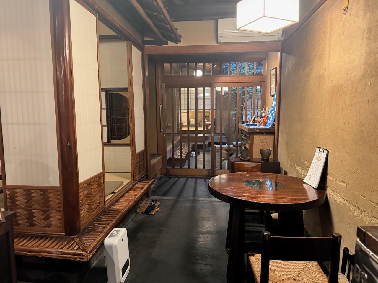 画像: テーブル席と小上がりのお座敷