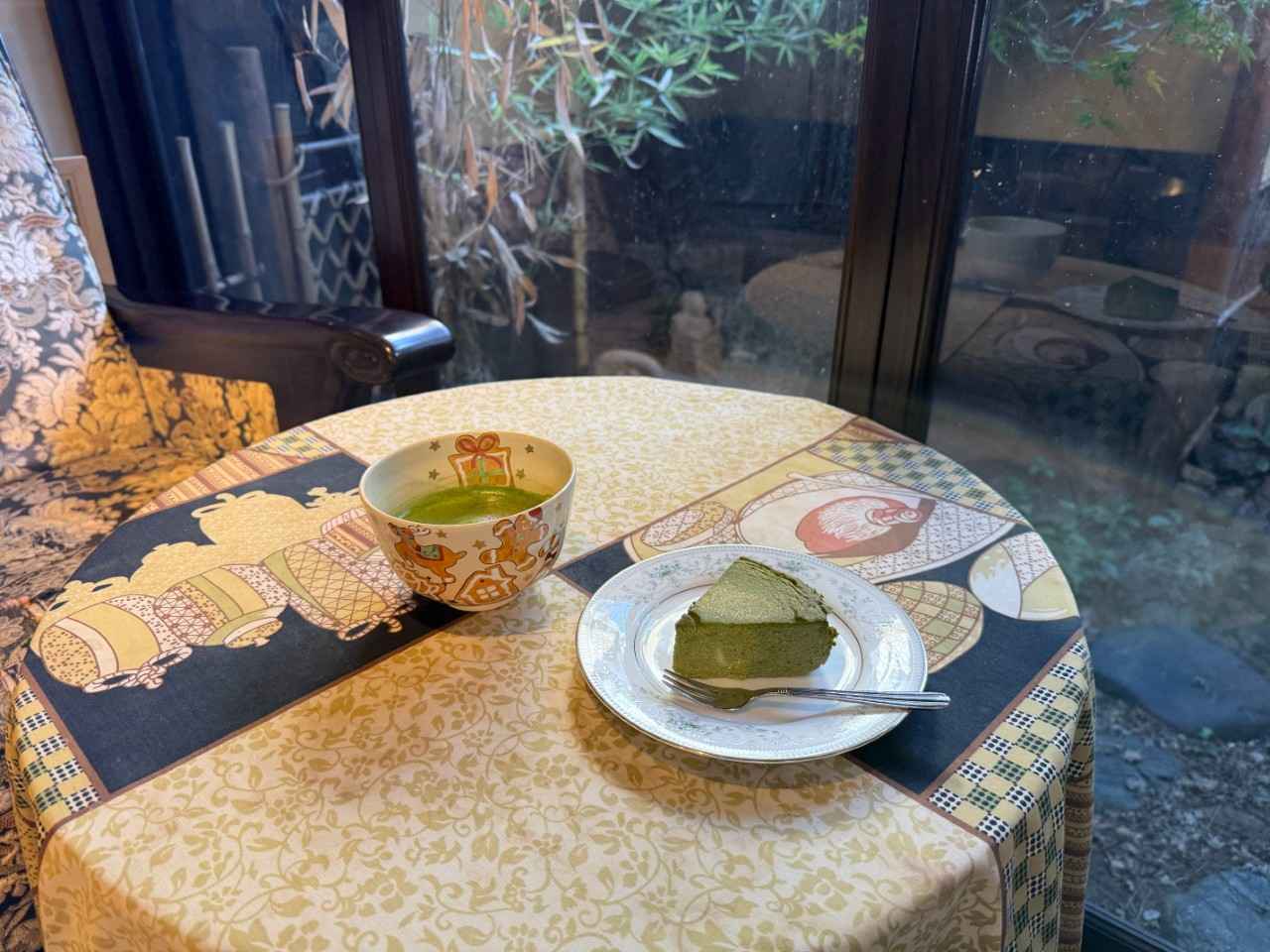 画像: 「ケーキセット」1,300円。写真は「濃茶tofuケーキ」と「抹茶ラテ」