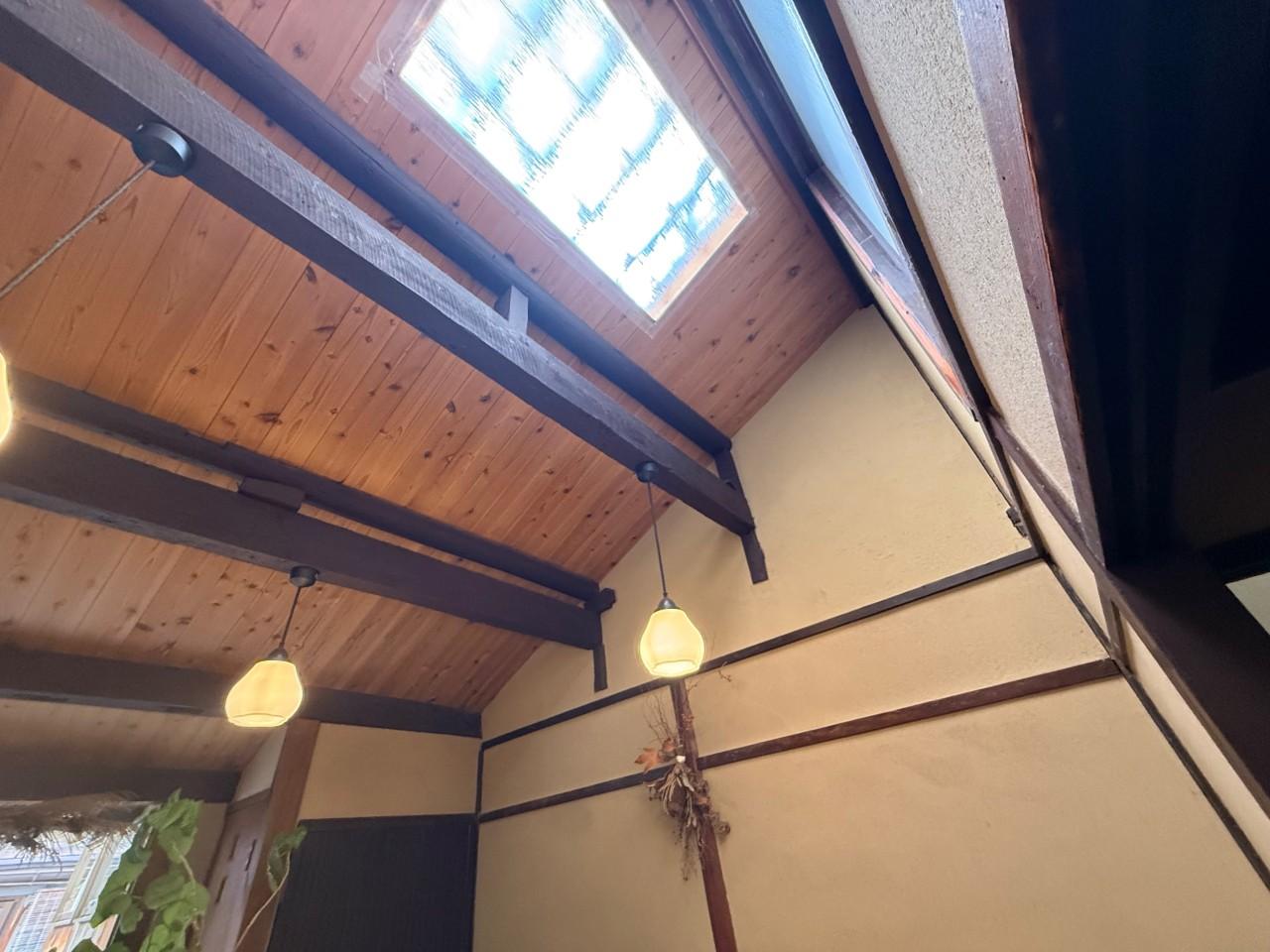 画像: 天井には明かり取りの窓があり、店内には陽の光が降り注ぐ
