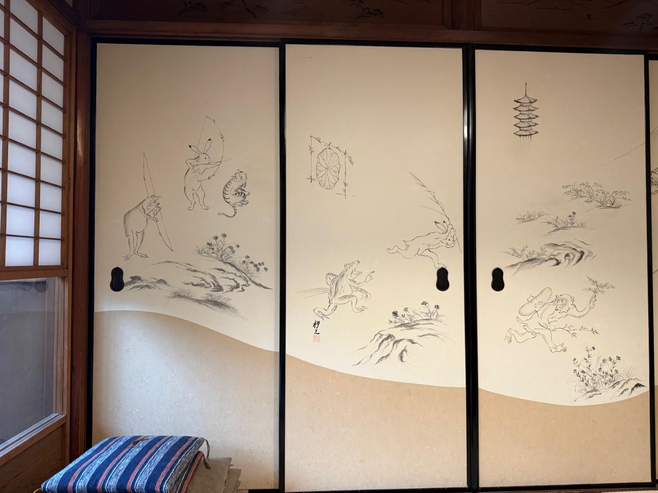 画像: 改装時にあつらえた、鳥獣戯画のふすま絵