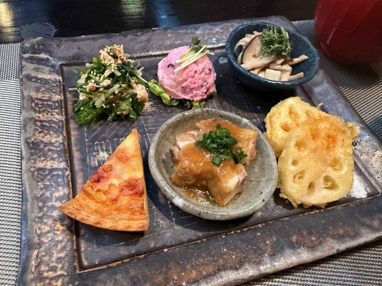 画像: この日のおかずは、左上から時計回りに、わさび菜・水菜とサーモンのごま風味マリネ、しば漬けポテサラ、長芋ときのこの梅肉大葉和え、れんこんの天ぷら 山椒塩、チキンロースト 和風おろしソース、カブとベーコンのキッシュ