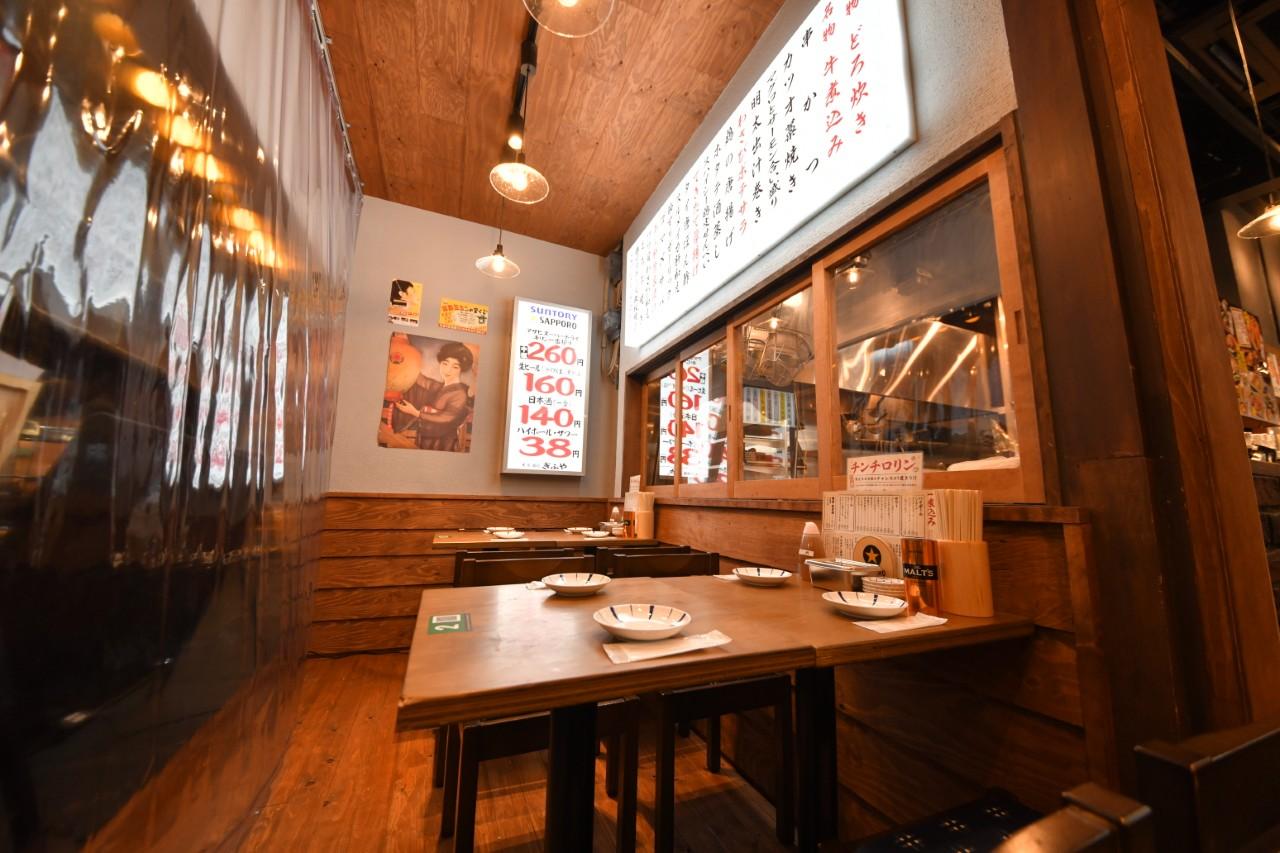 画像: 入口入って左にあるテーブル席