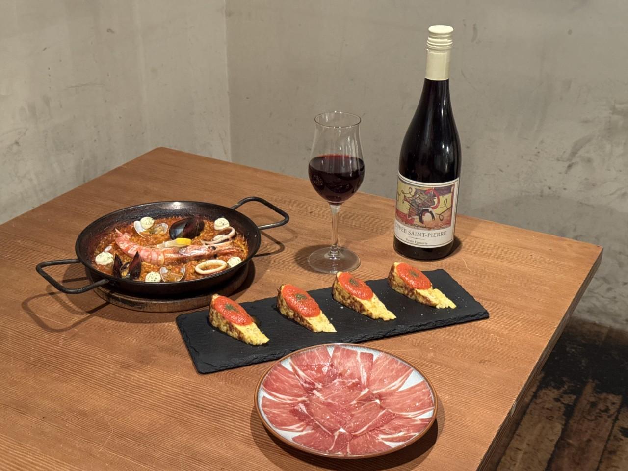 画像: 赤ワイン「キュベ　サンピエール　レッド」に、「生ハム」と「スペイン風オムレツ」をペアリング。