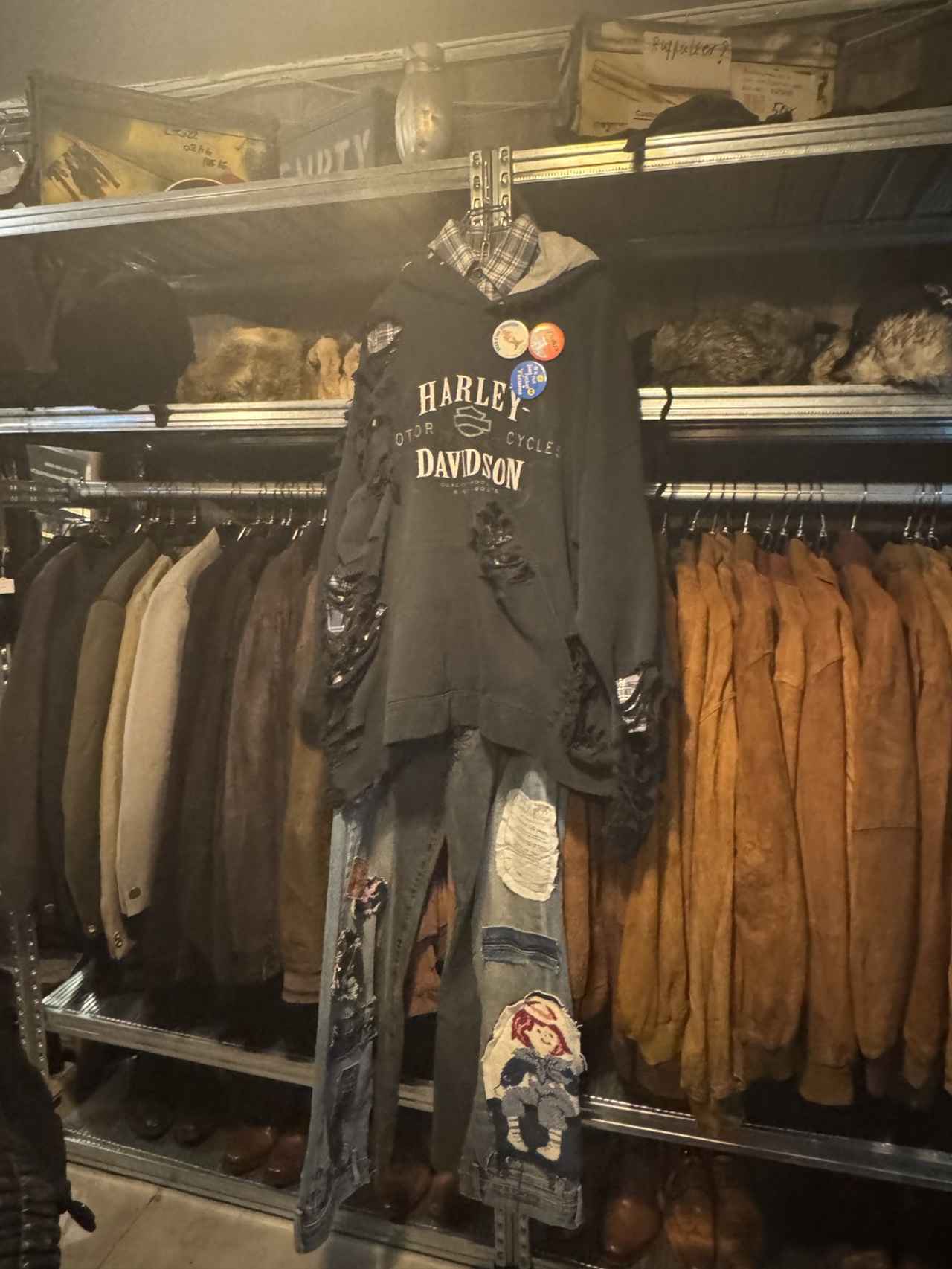 画像: ダメージ加工が施されたオーバーサイズのパーカーにリメイクデニムをコーディネート