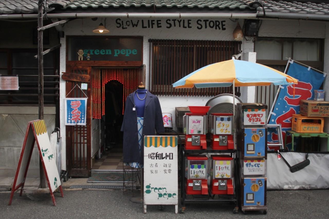 画像1: green pepe｜昭和にタイムスリップ!? レトロな古着と雑貨が所狭しと並ぶ