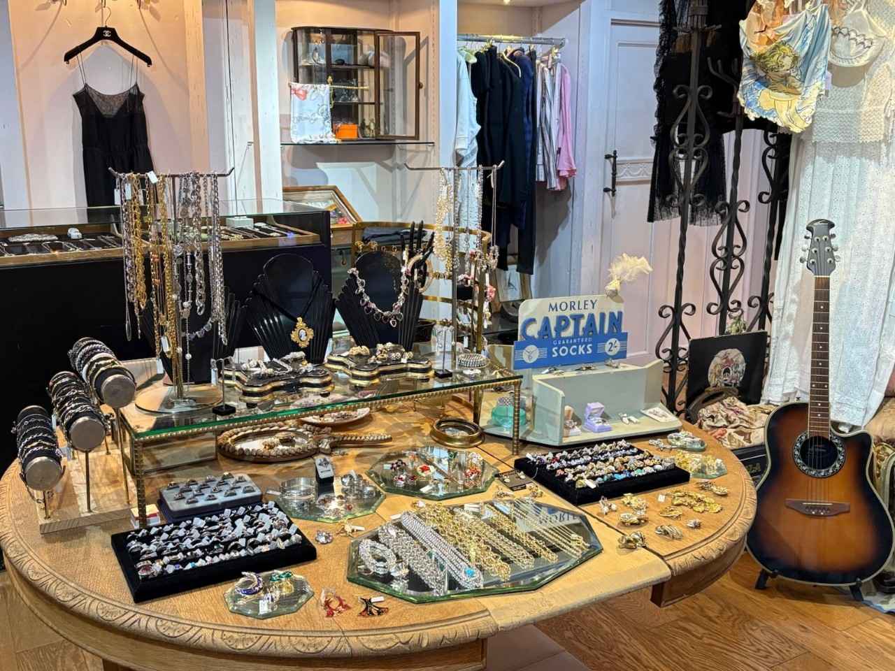 画像: 古着初心者はアクセサリーから取り入れてみるのもおすすめ