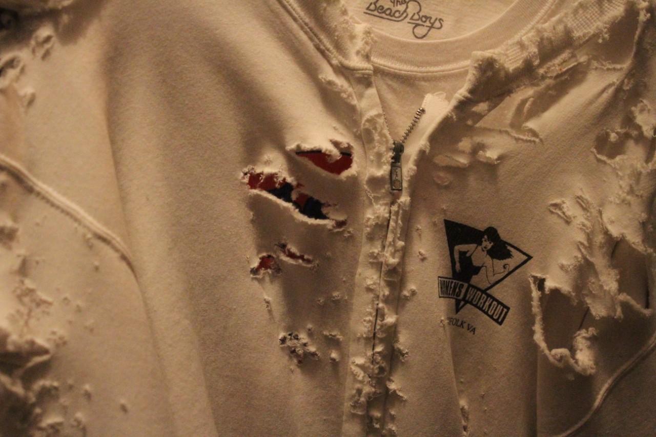 画像: 大胆なダメージ加工が施されたパーカー