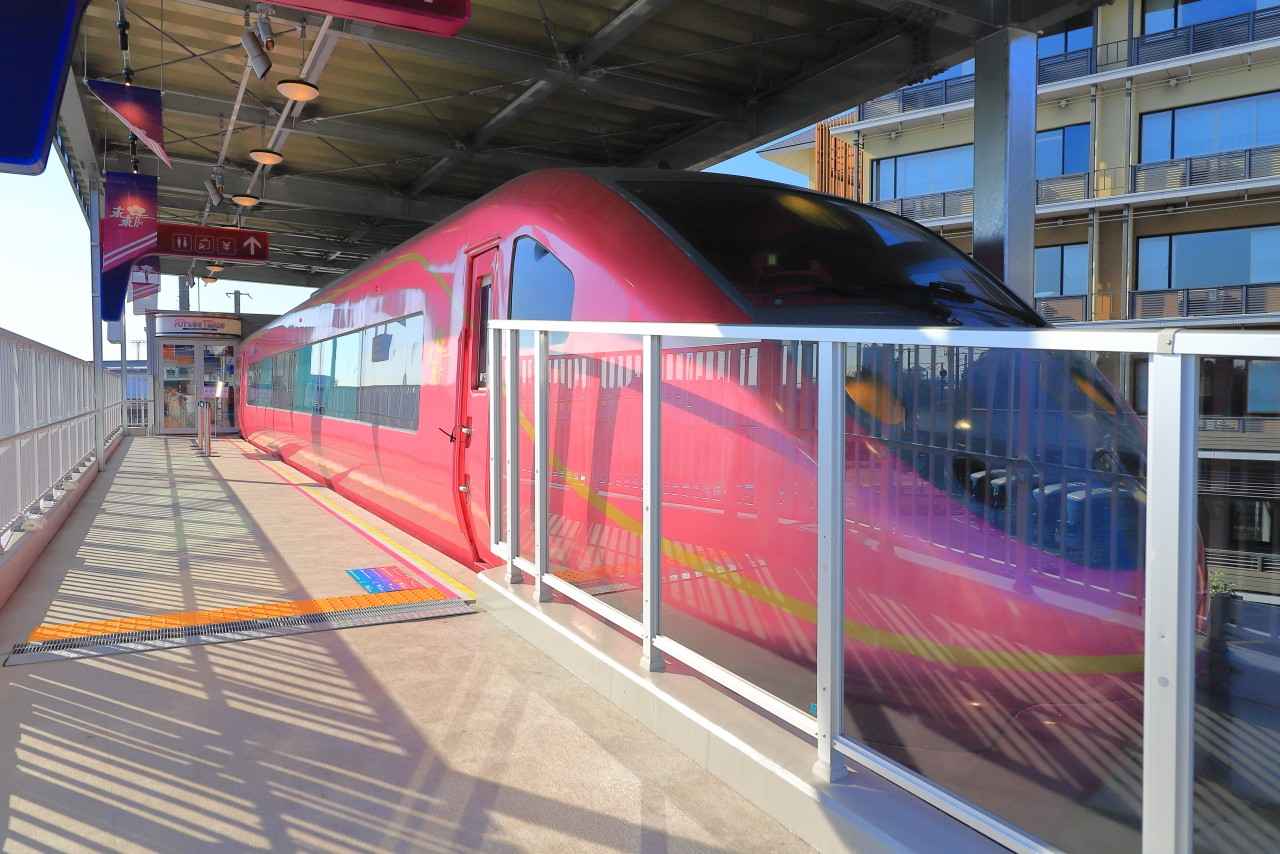 画像2: 大胆なピンクにワクワク! 廃線高架上の“未来行き”特急列車