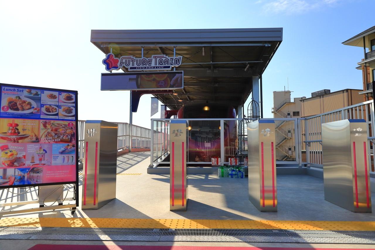 画像1: 大胆なピンクにワクワク! 廃線高架上の“未来行き”特急列車