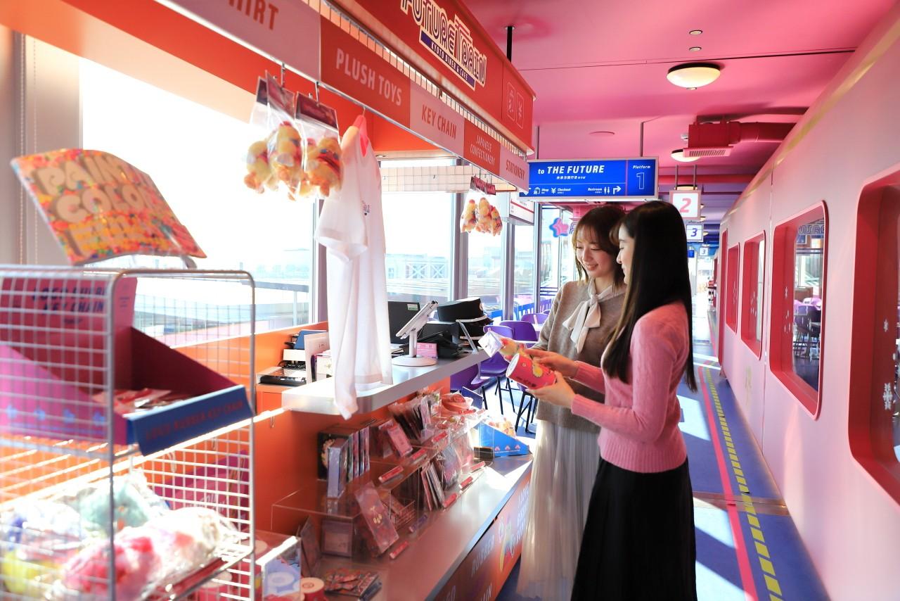 画像: 老舗とのコラボ商品も!ショップでポップなオリジナルグッズをチェック