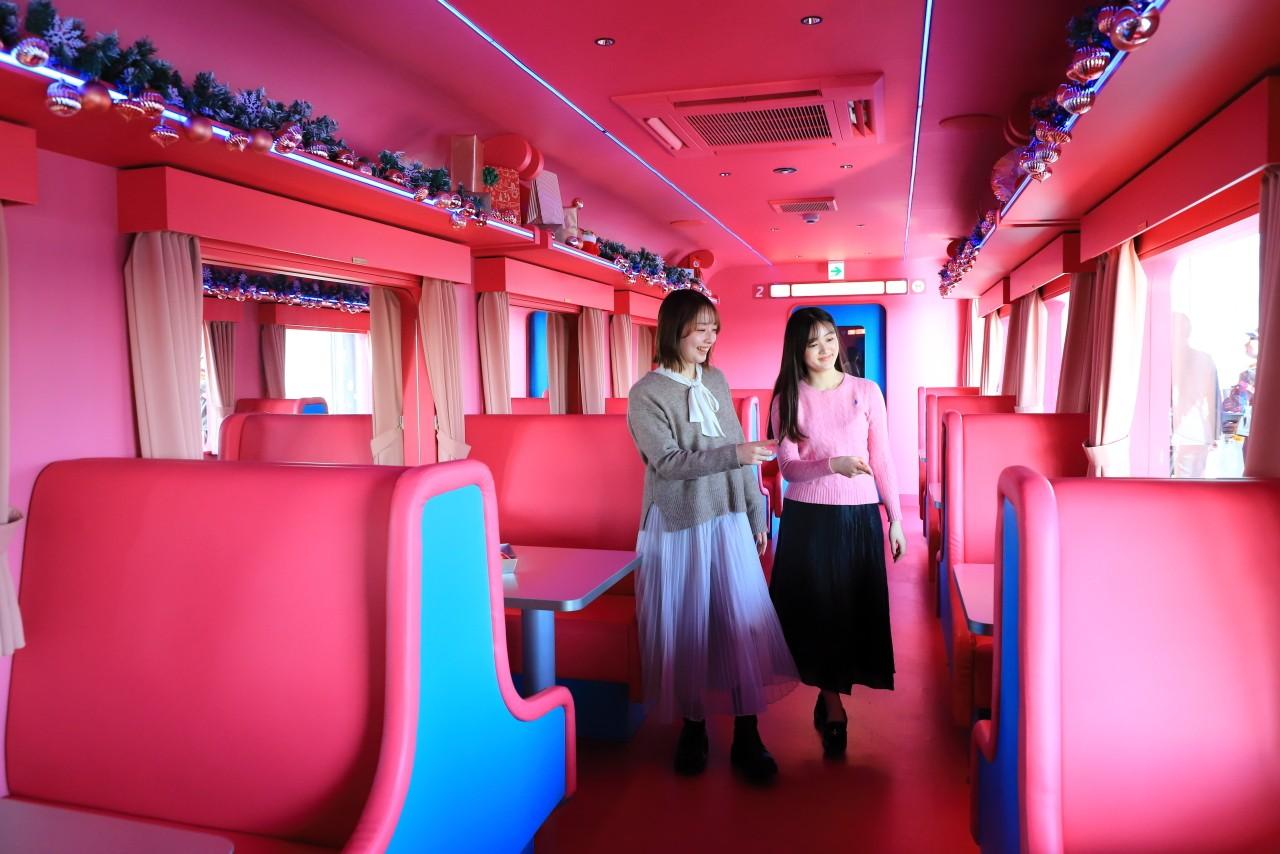 画像: 2号車特急席。ピンクを基調としたデザインが、どこかレトロで非日常的な空気を漂わせています。