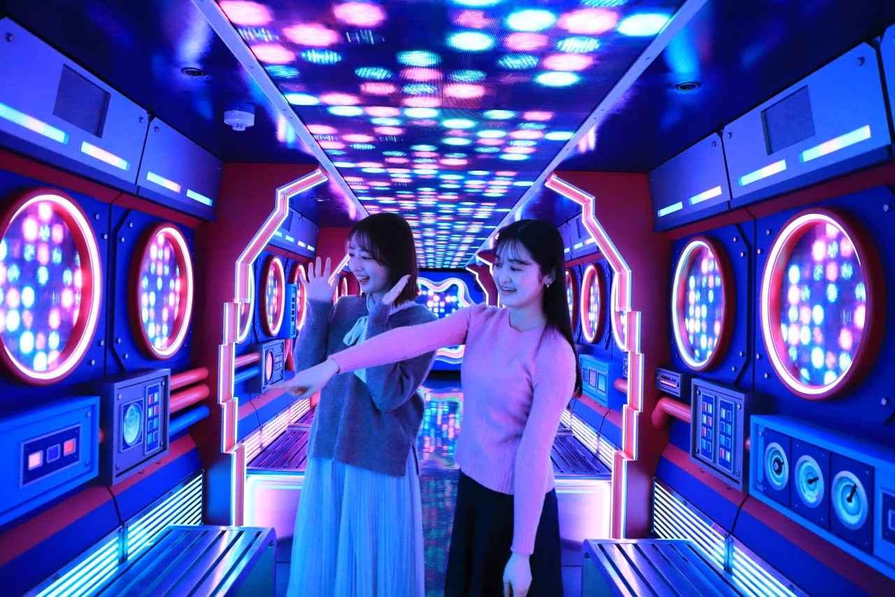 画像: 先頭車両、1号車「FUTURE BIRD」の様子