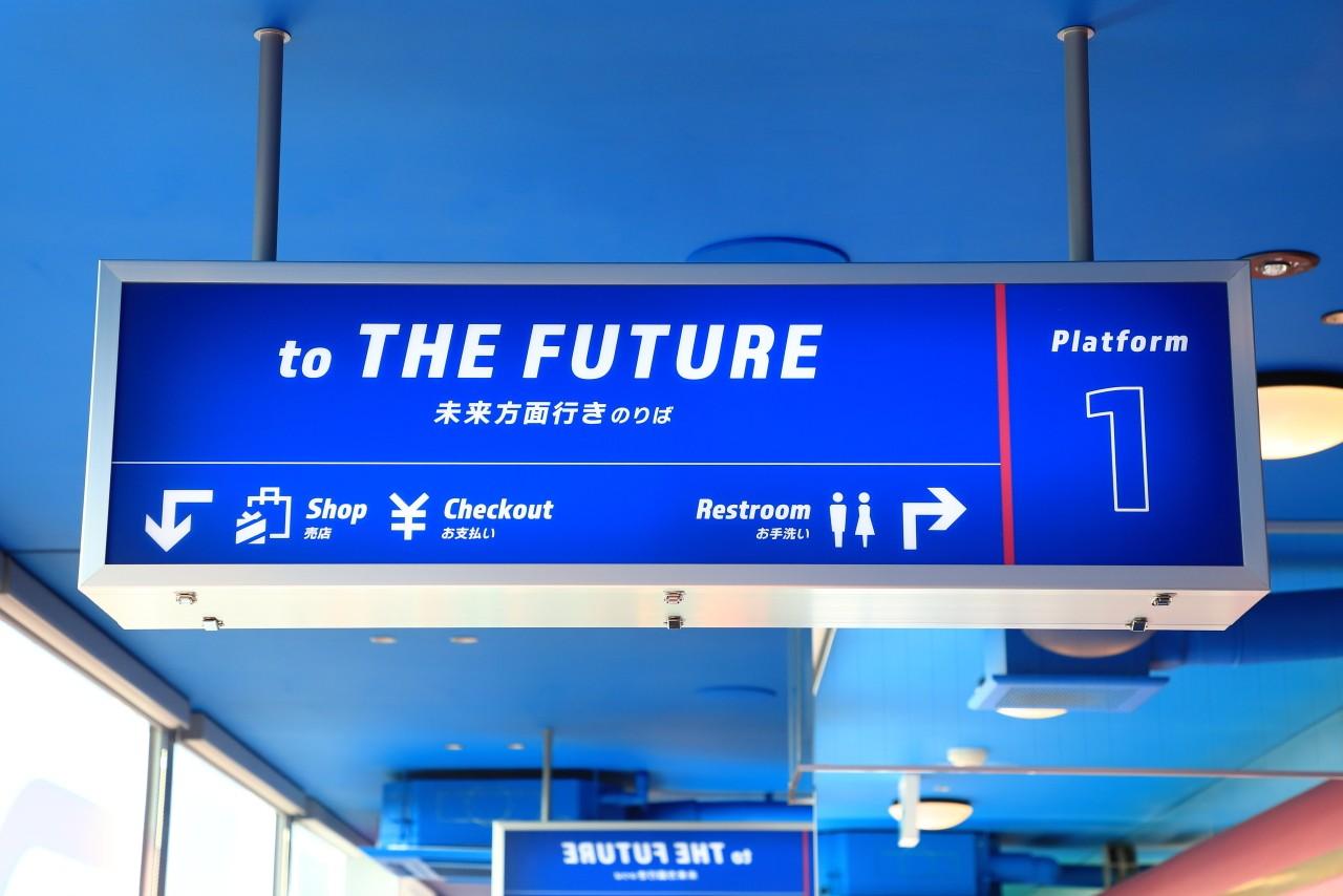 画像4: 大胆なピンクにワクワク! 廃線高架上の“未来行き”特急列車