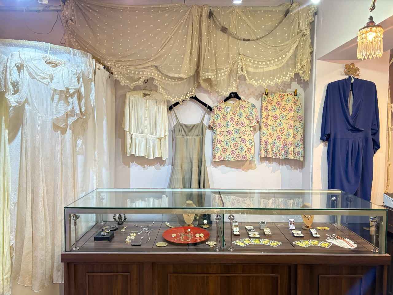 画像2: lila中崎本店｜フリルやレースに心ときめく、上質なヨーロッパヴィンテージ専門店