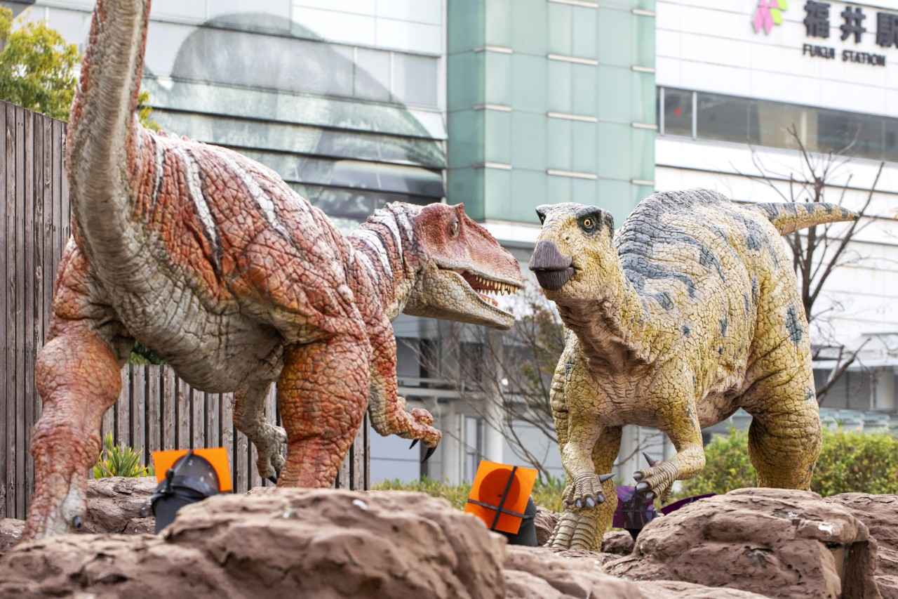 画像2: 駅を出た瞬間から恐竜たちがお出迎え!