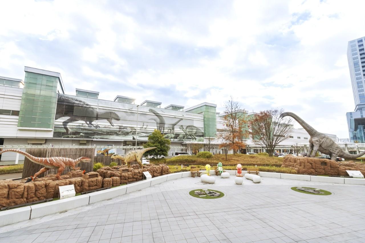 画像: 福井駅西口広場(恐竜広場)左から順に「フクイラプトル」「フクイサウルス」「フクイティタン」