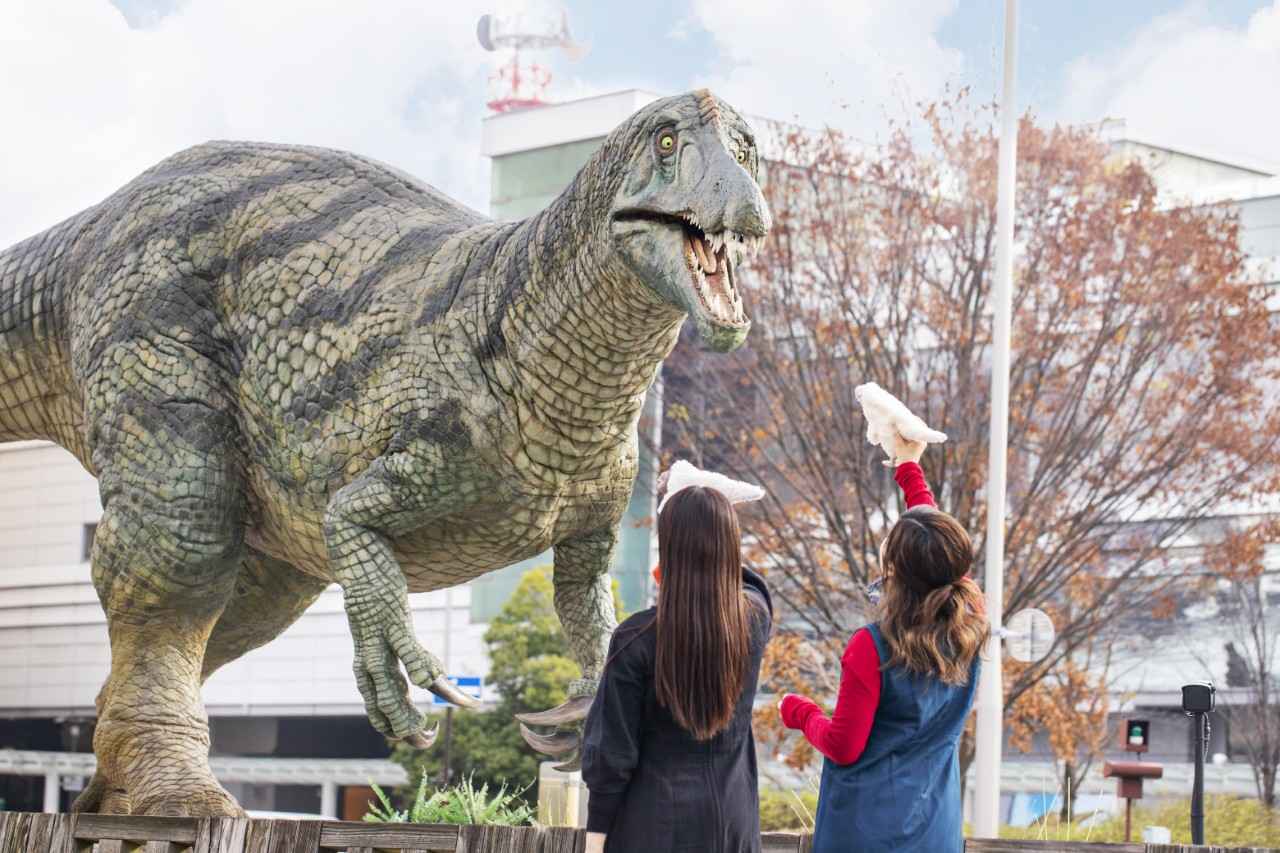 画像3: 駅を出た瞬間から恐竜たちがお出迎え!