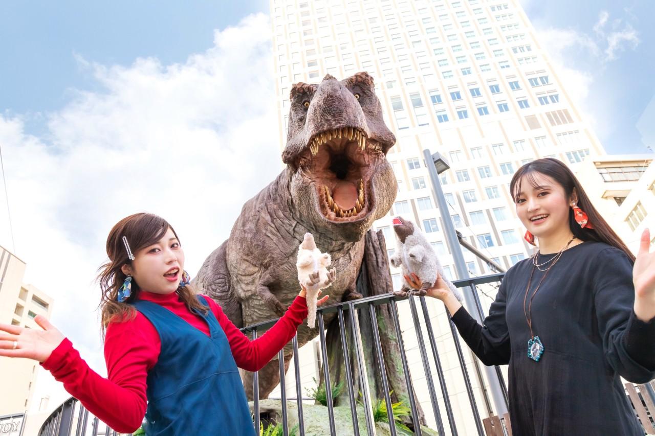 画像4: 駅を出た瞬間から恐竜たちがお出迎え!