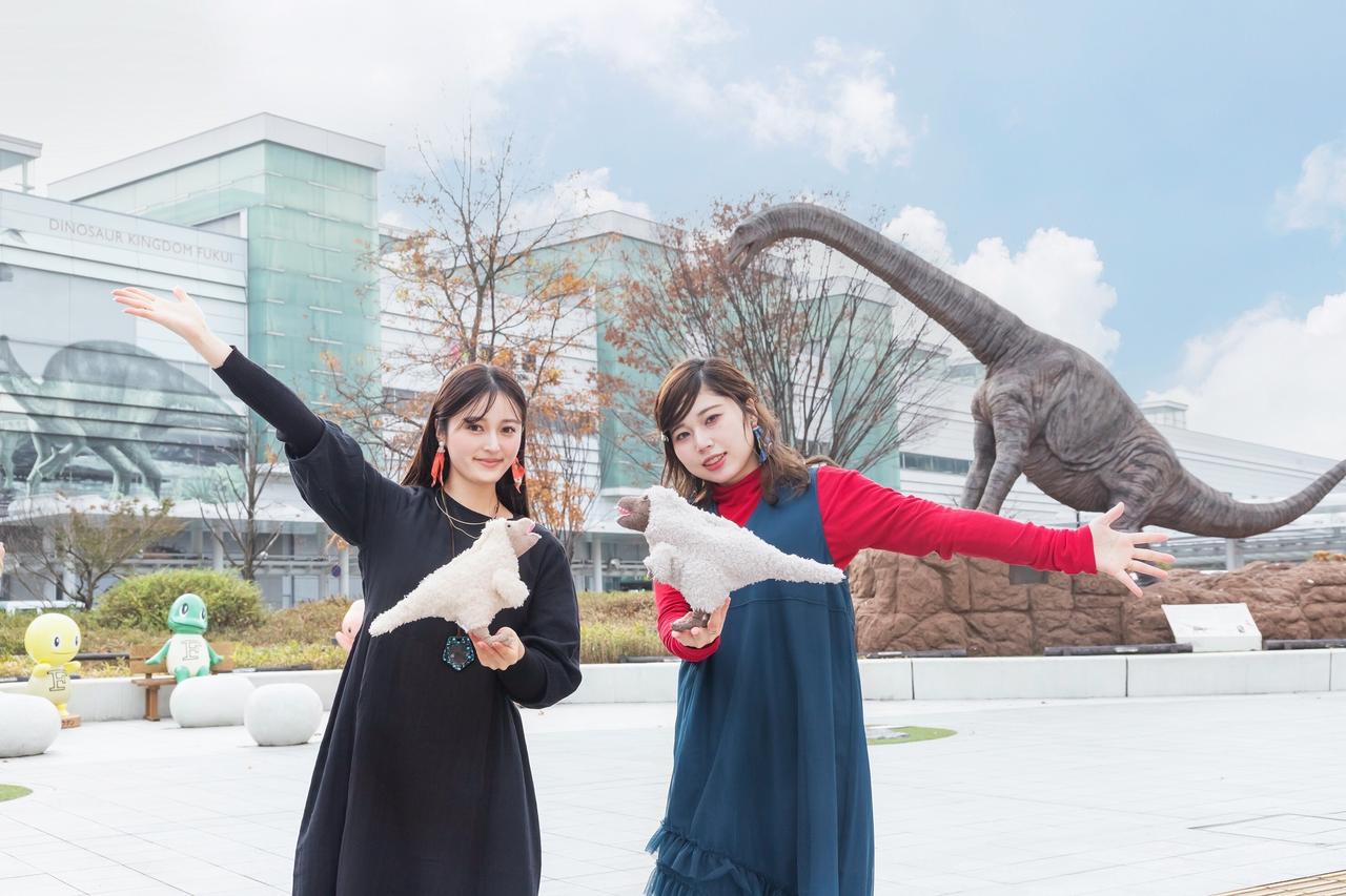 画像1: 駅を出た瞬間から恐竜たちがお出迎え!