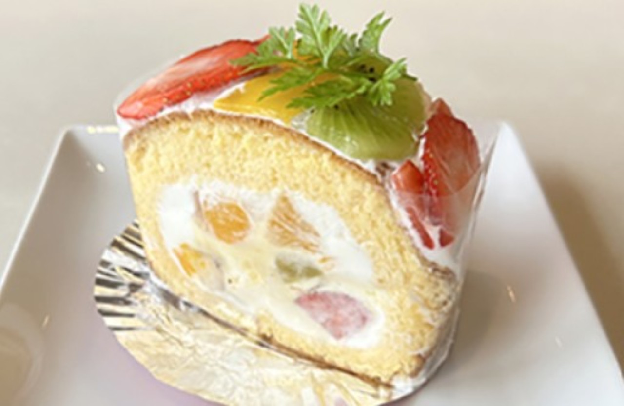 画像: フルーツロール(季節によってフルーツが変わります)