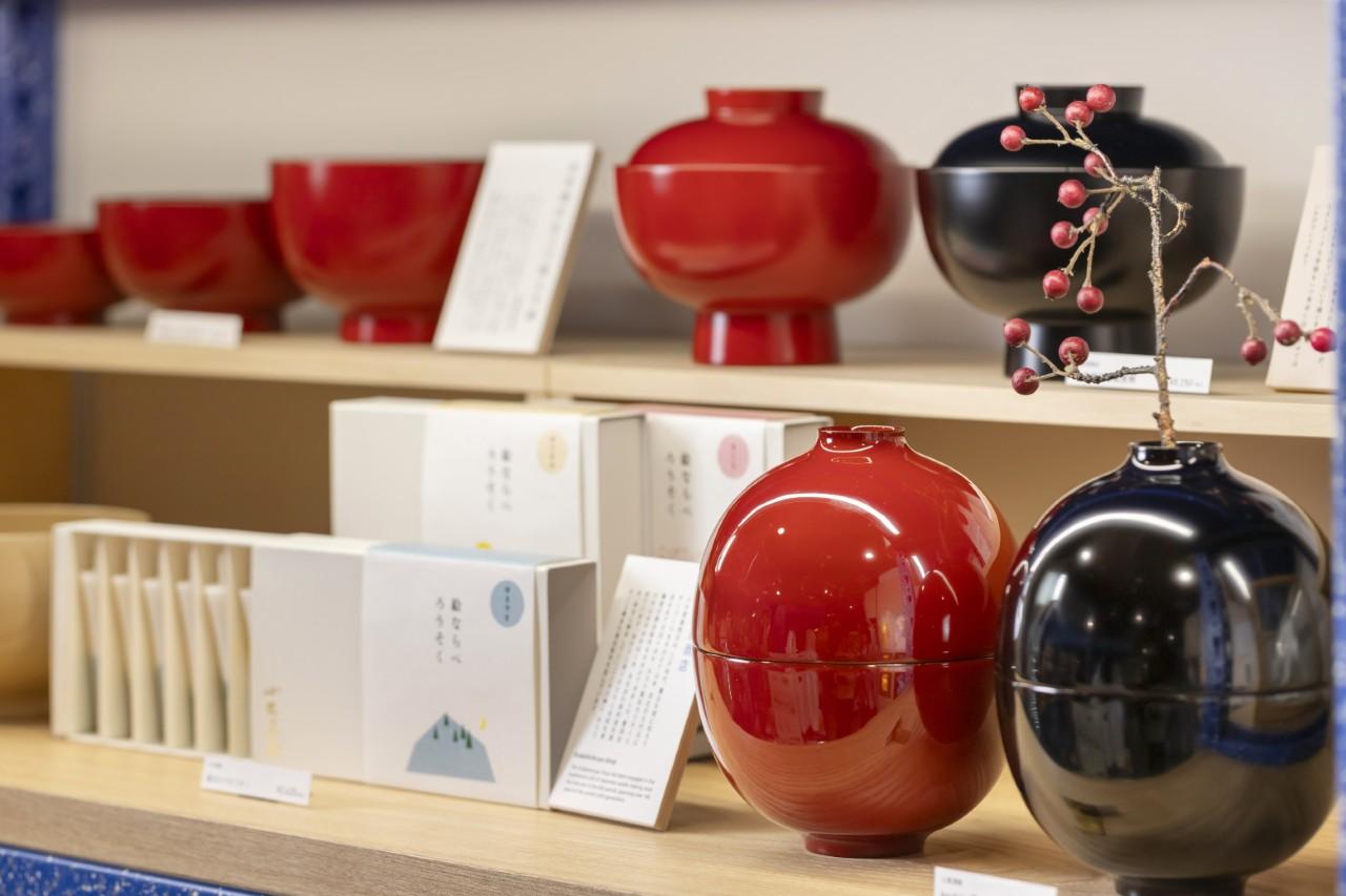 画像: 朱と黒のコントラストが美しい漆器たち (手前右)土直漆器 keshiki 花の椀 9,900円~ (手前左)小大黒商店 絵ならべろうそく 2,420円 (奥右)松屋漆器店 洗浄機対応雑煮椀 8,250円 (奥左)松屋漆器店 洗浄機対応三つ組入子椀 12,100円
