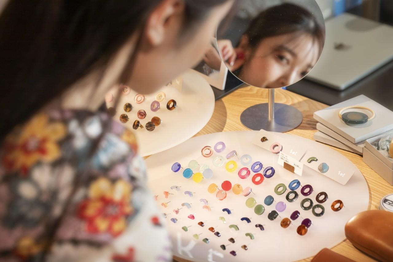 画像: 「Sur」のピアスは、カラフルで個性的なものからシンプルなものまでが揃っています Sur レフトオーバー 2,090円(1Piece)