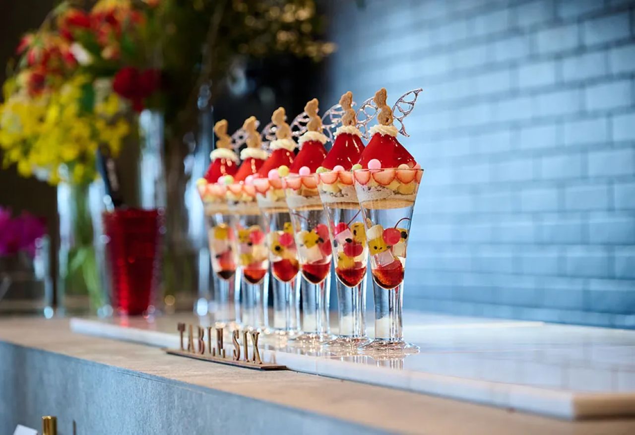 画像1: ⑥ライブ感満点のパフェや、アイスにディップするバターサンドが絶品「TABLE SIX patisserie」