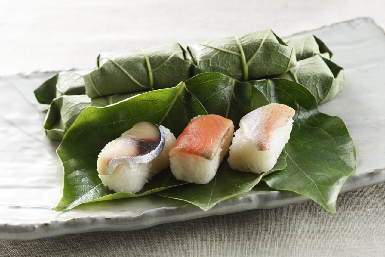 画像: 定番のサバのほか、サケや鯛も人気。季節限定で穴子、サンマ、サワラなども販売しています