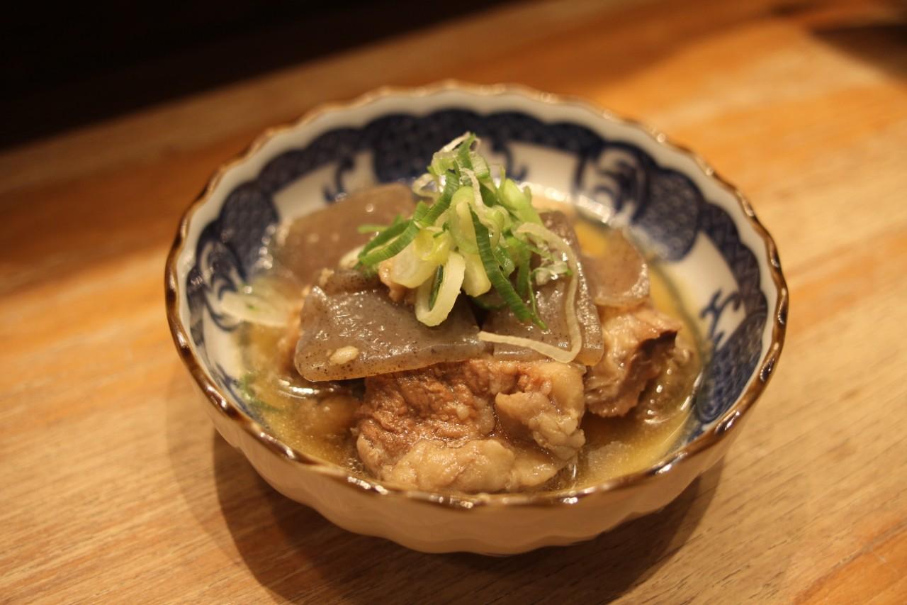 画像: 「牛すじとこんにゃくの煮込み」935円