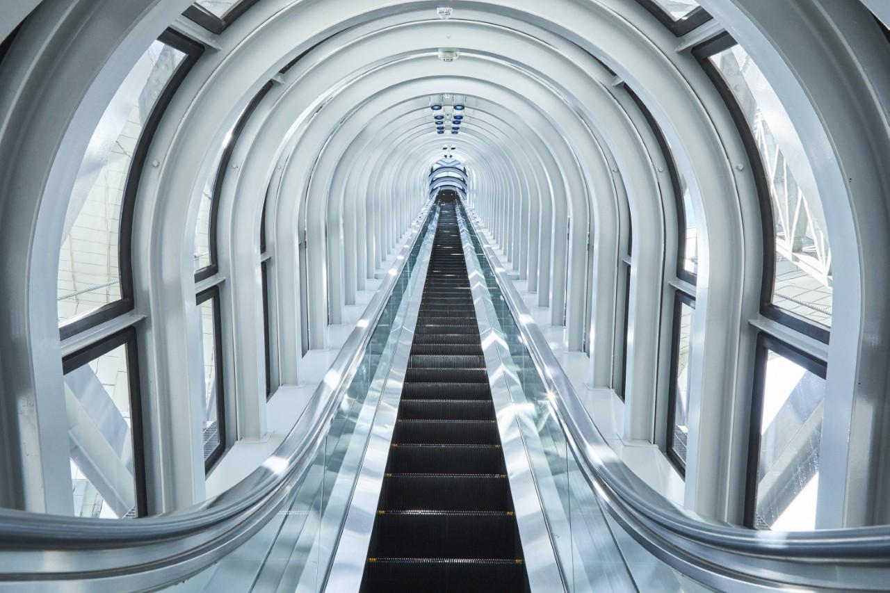 画像: シースルーの「空中エスカレーター」