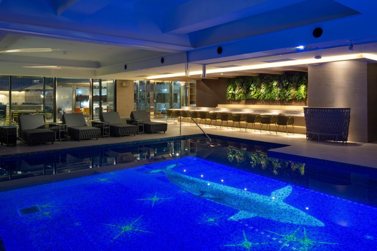 画像: 屋内温水プール（25m）