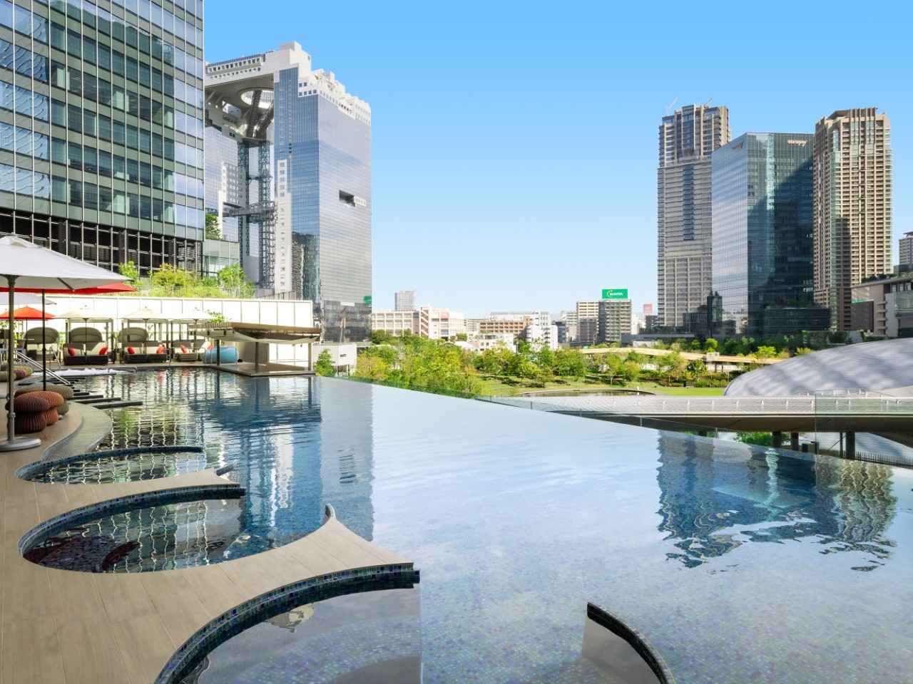 画像: 屋外温水インフィニティプール