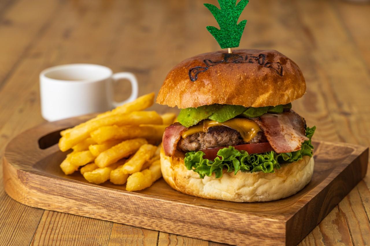 画像: ハンバーガーで一番人気の「アボカドベーコンチーズバーガー」1,749円