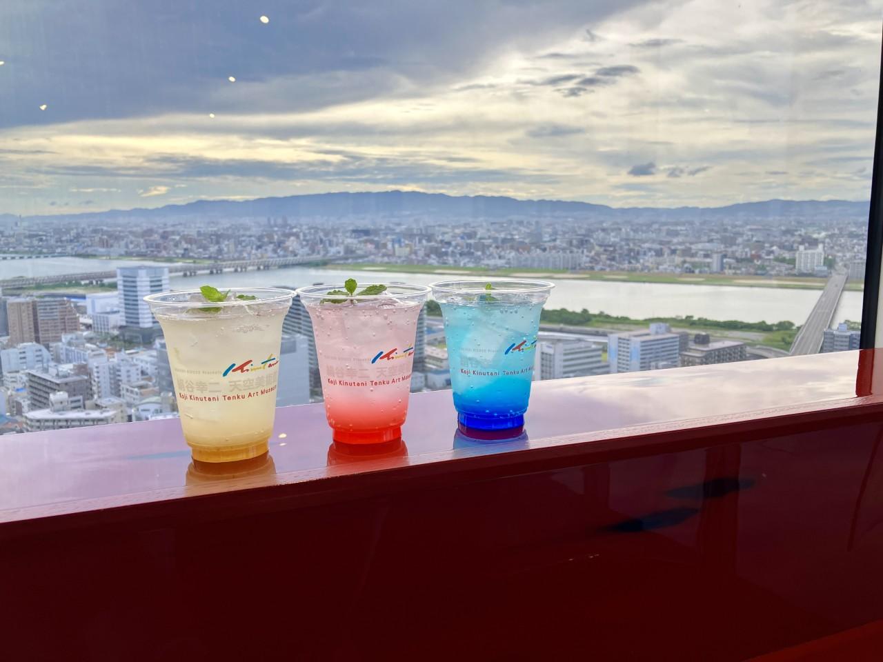 画像: 絹谷幸二作品をイメージしたドリンク「イタリアンソーダ」（各550円）