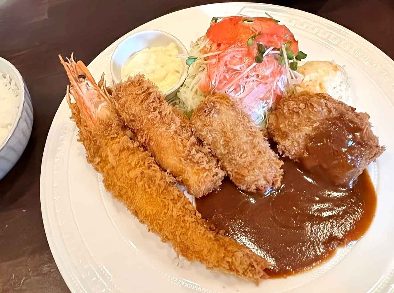 画像: 「ミックスフライセット」。有頭海老フライ、チキンカツ、ミンチカツ、クリームコロッケと盛りだくさんながら、リーズナブルで大人気!