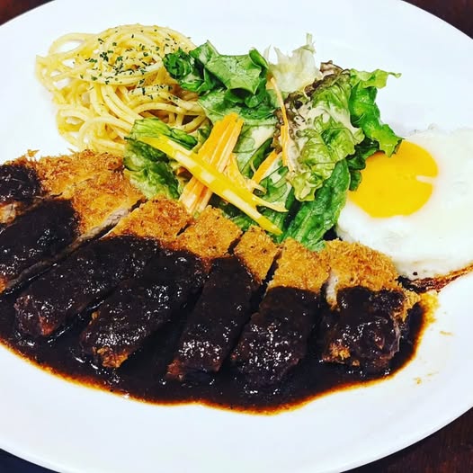 画像: 「もち豚ロースかつ 特製デミグラスソース」