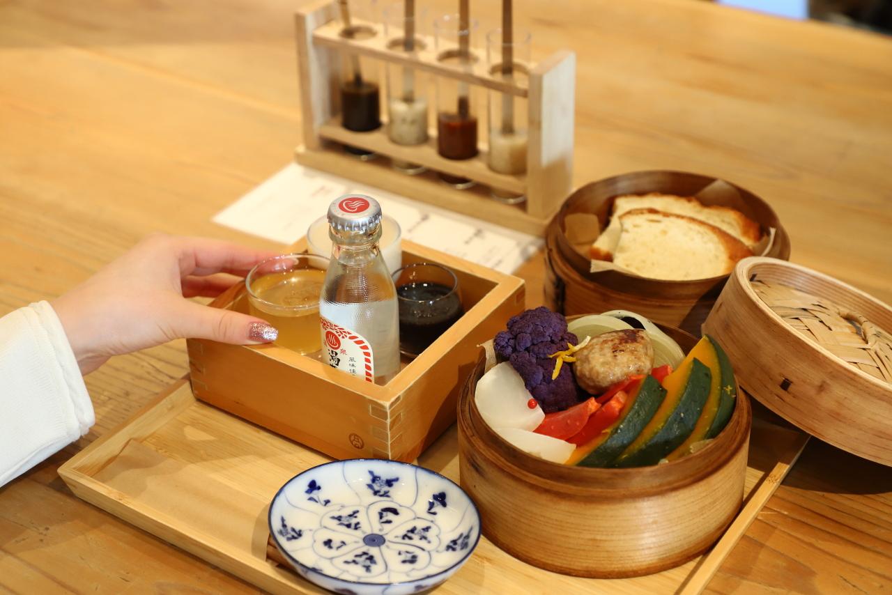 画像1: 体にやさしい限定ランチで麹調味料を食べ比べ!