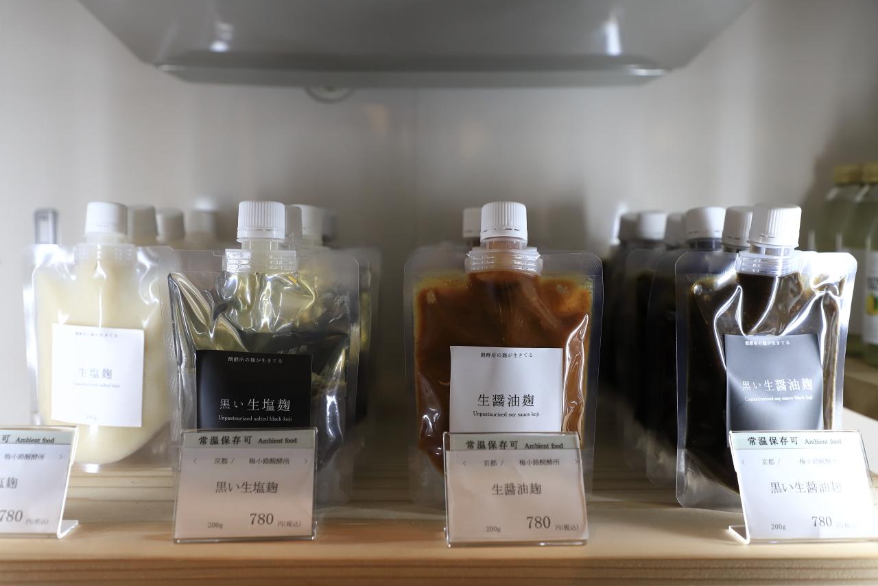 画像3: ショップに並ぶ発酵調味料やお酒をおみやげに