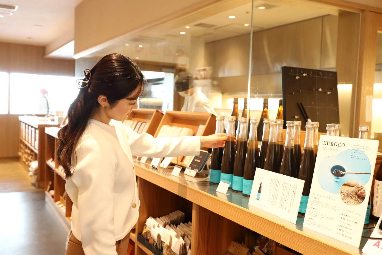 画像1: ショップに並ぶ発酵調味料やお酒をおみやげに