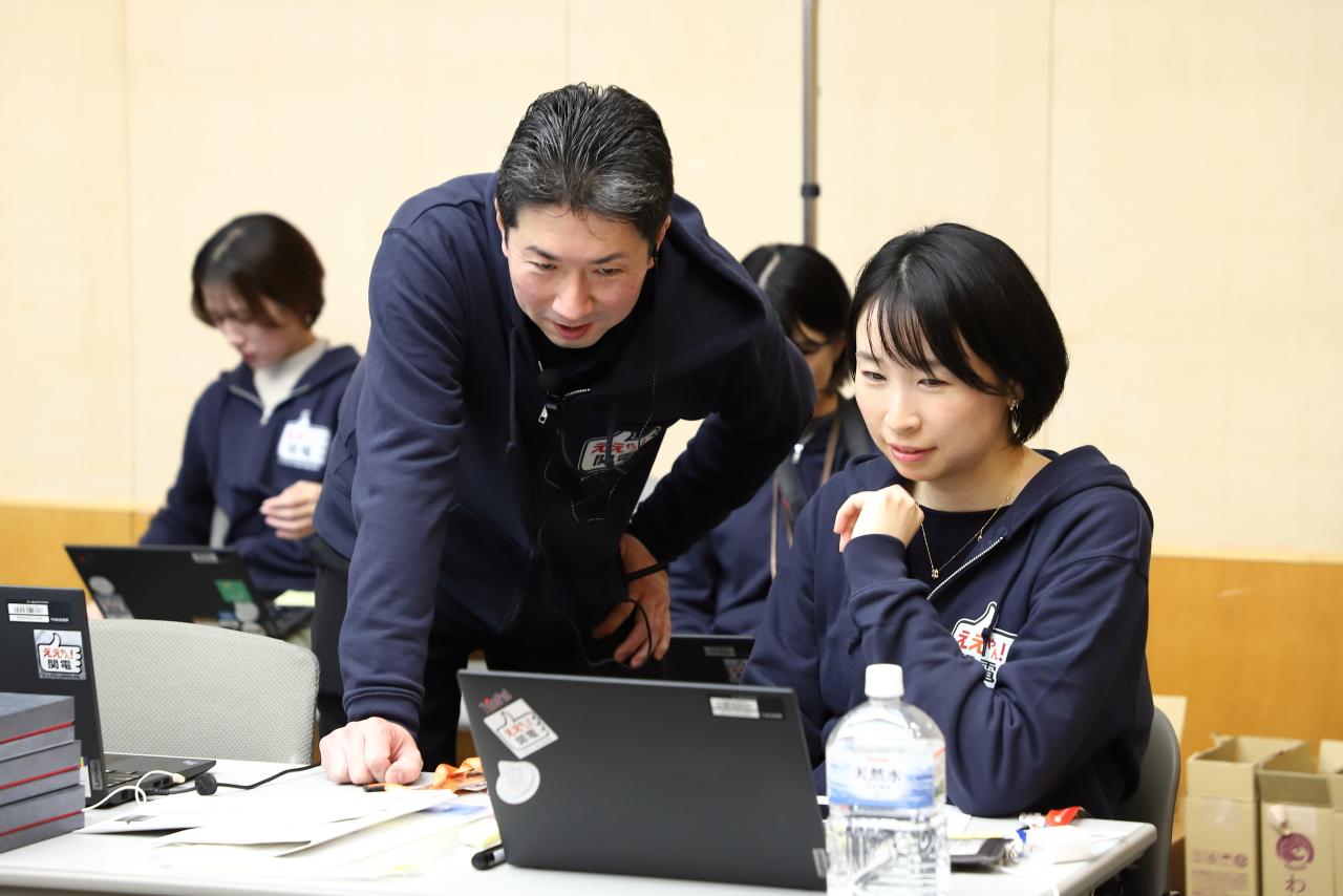 画像: 「ええやん!Day」当日、事前チェックを行う組織風土改革室のメンバー