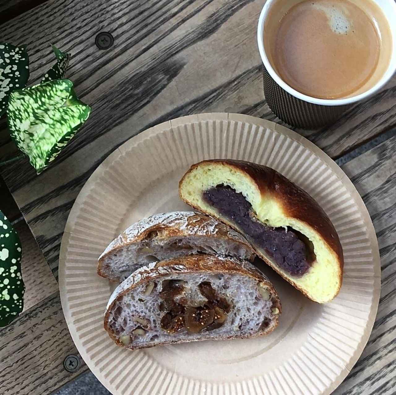 画像: 左下が「いちじく・レーズン・クルミ カンパーニュロゼ」、すぐ右上が「つぶあんパン mini」