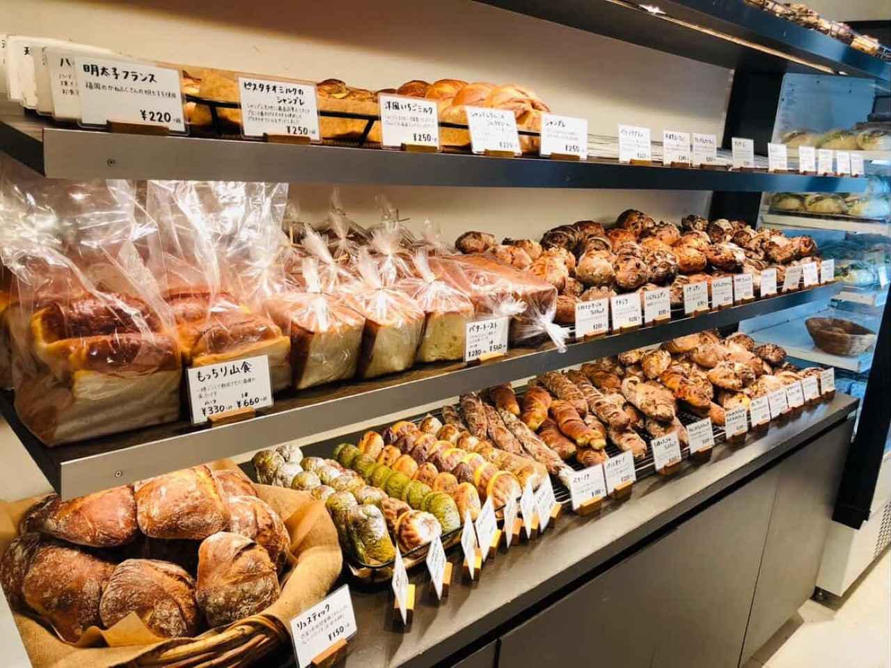 画像: 【元町】パンやきどころ RIKI｜良質素材のパンが所狭しと並ぶ行列ベーカリー