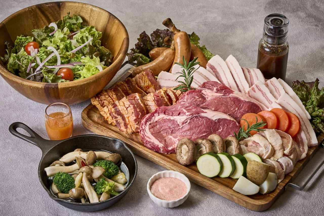 画像: 高原BBQで楽しめる「リブロースステーキ＆丹波占地のアヒージョ付きプレミアムBBQプラン」3,800円／1人前 ※写真は4人前