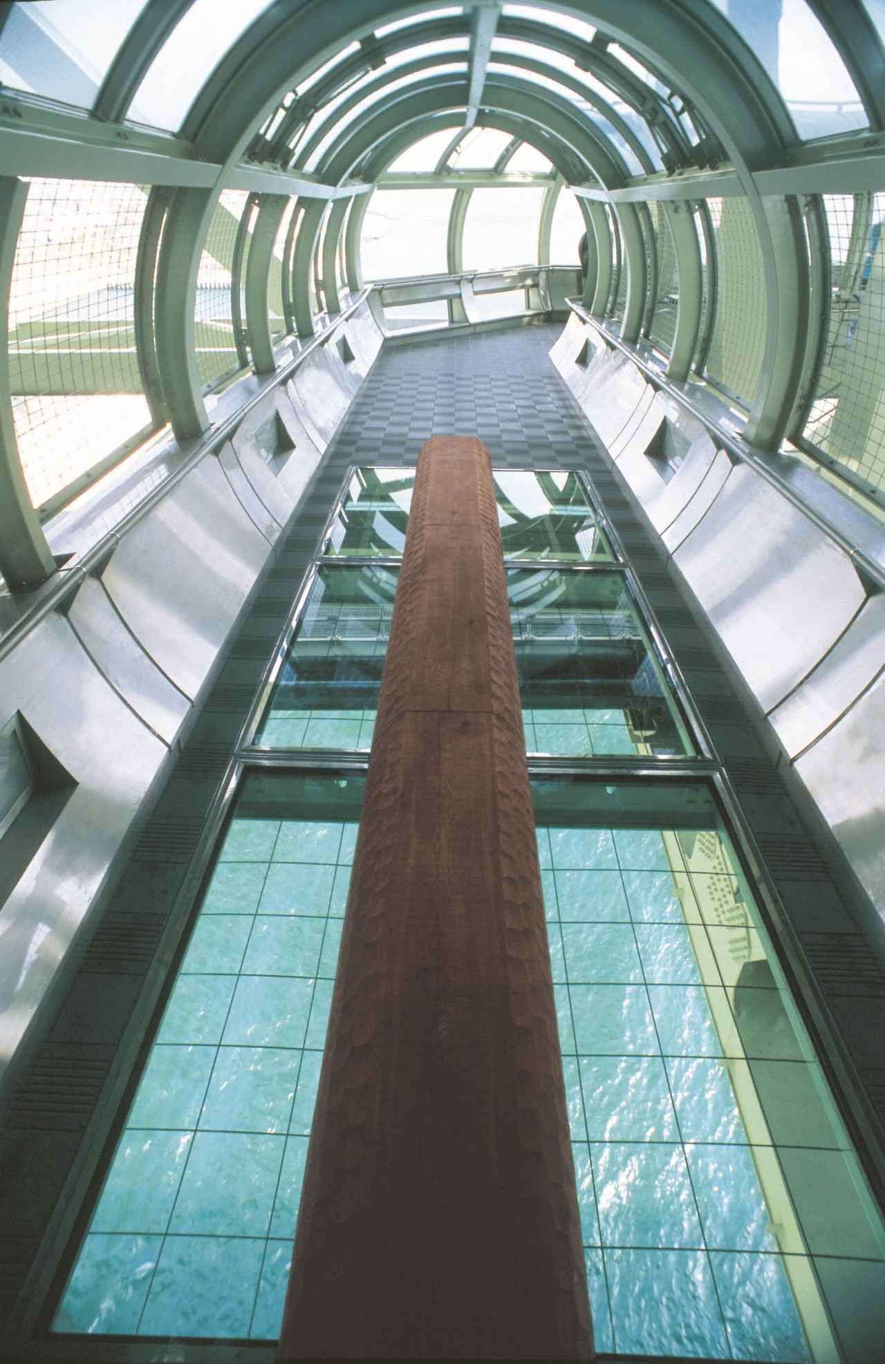 画像: 「舞子海上プロムナード」。真ん中の丸木橋の両側はガラス張りになっている