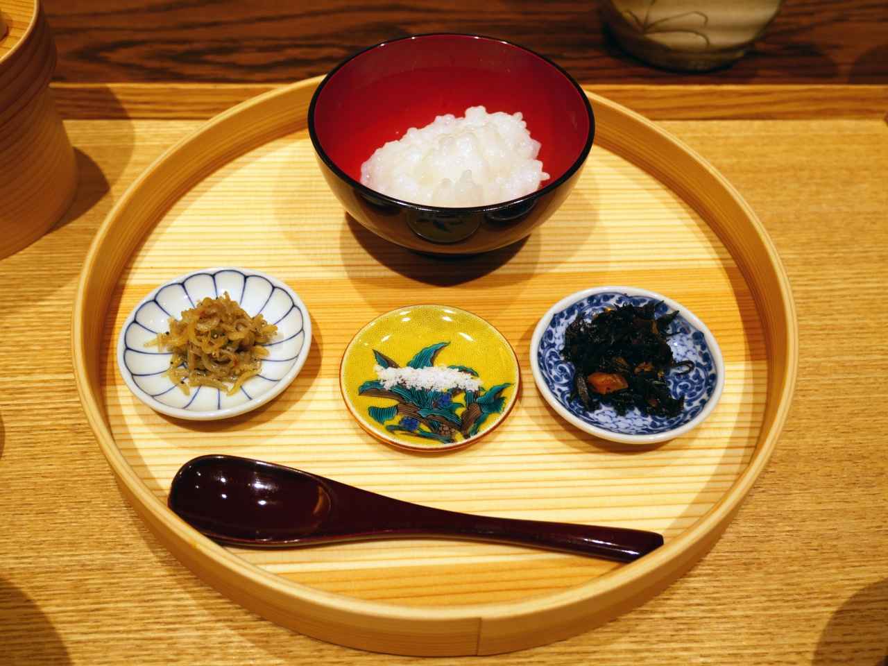 画像2: 体験のスタートは、“炊き水”で口内を整えるところから