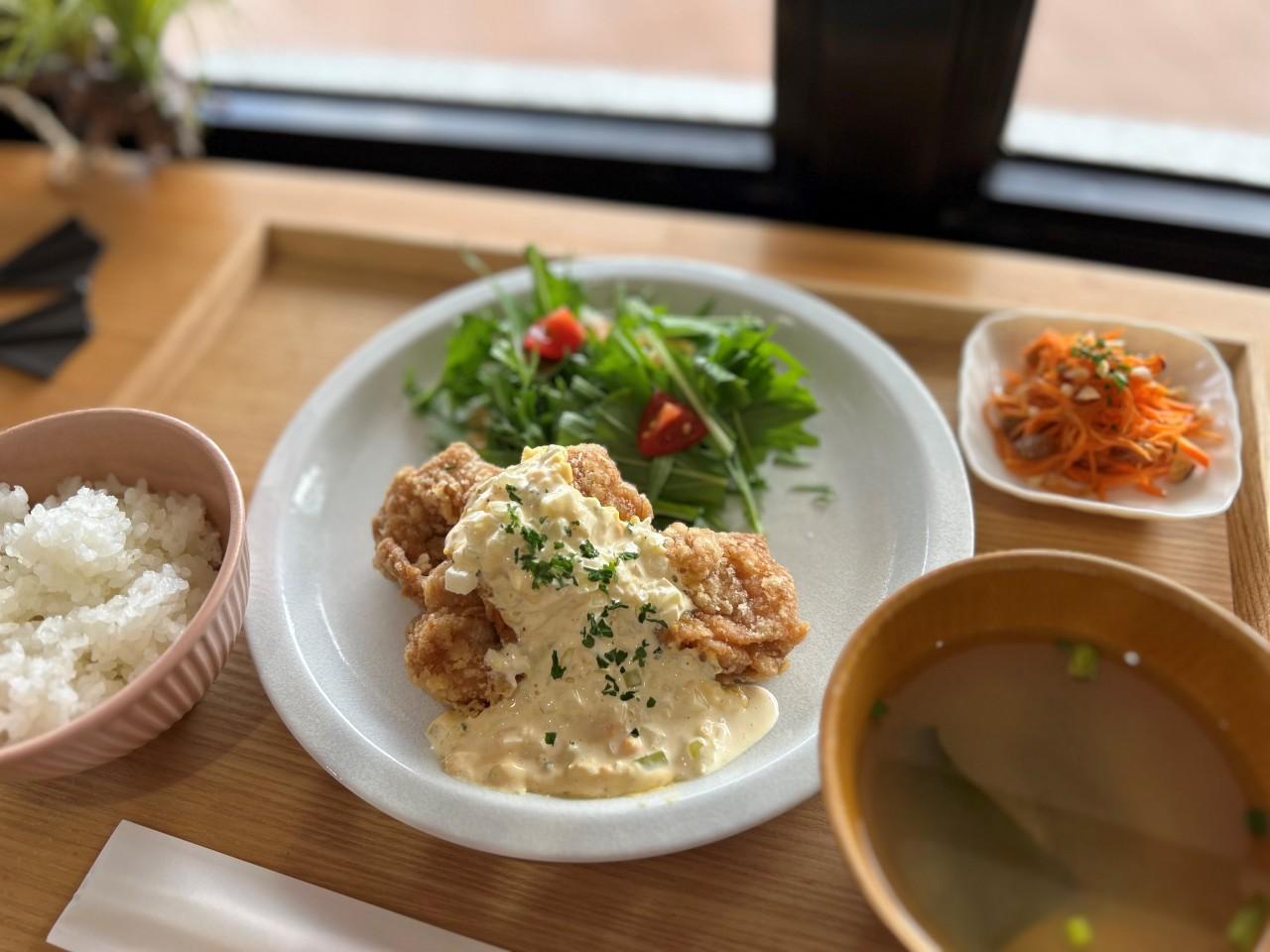 画像: 『Cafe NEU』のチキン南蛮定食